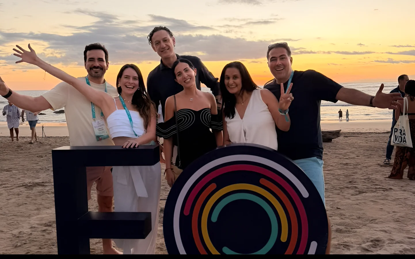 Miembros de EO Costa Rica celebrando en la playa al atardecer